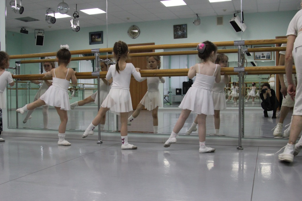 Школа балета уроки. Занятия в балетной школе. Школа балета для детей. Занятия детей в балетной школе.