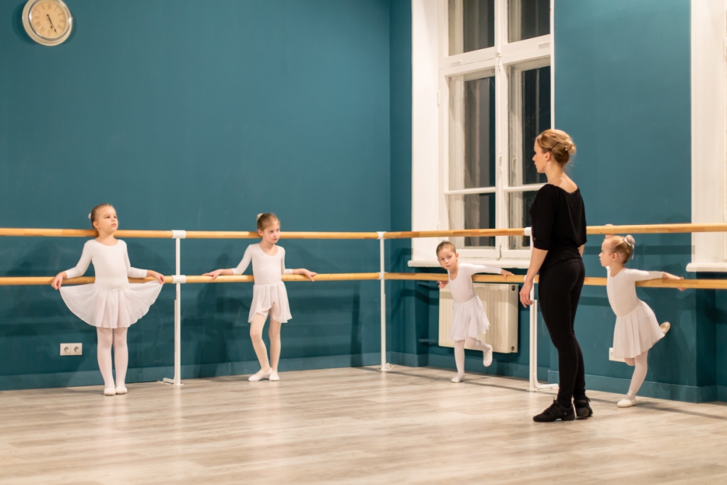 Урок хореография 1 класс. Школа балета Гармония Беляево. Хореография для детей. Занятия хореографией для детей.