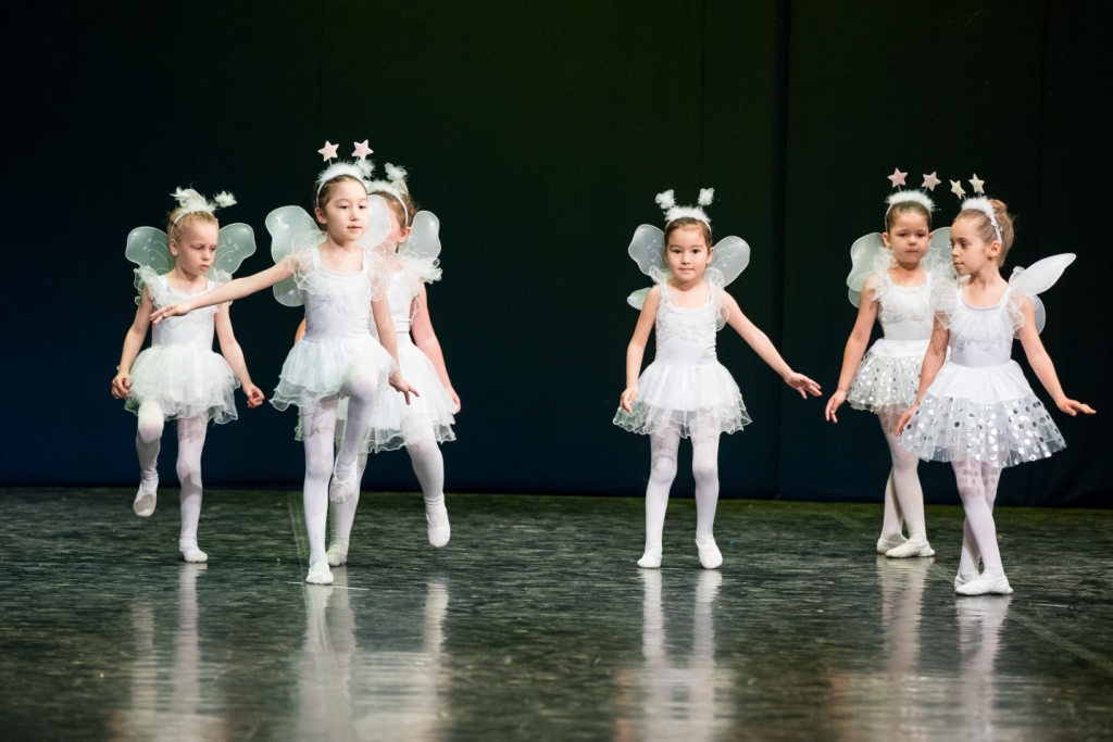 Музыка для танца бабочек. Танец бабочек. Детский танец бабочек. Костюм бабочки для детского танца. Танец с бабочками в детском саду для детей.